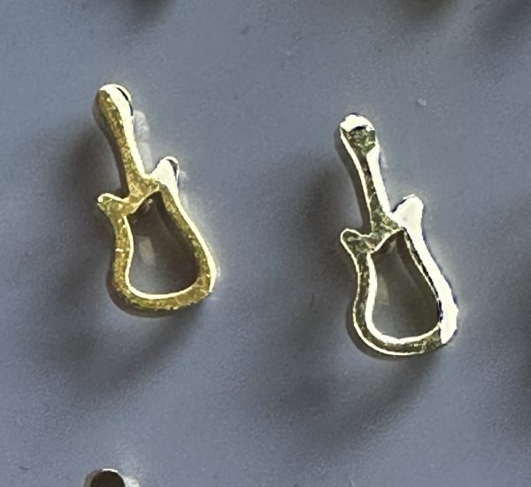 Oorbellen gitaar (knop, open)